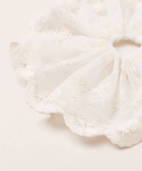 チャイハネ（チャイハネ）の「【チャイハネ】フラワーステッチシュシュ（シュシュ・レディース・オフホワイト・FREE）」の3枚目の写真