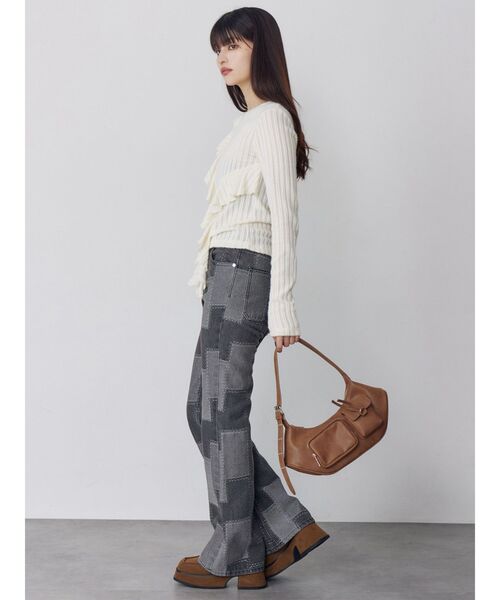 MURUA(ムルーア)の「パッチワークフレアデニム(デニムパンツ・レディース・ブルー/ブラック・2/1)」の3枚目の写真