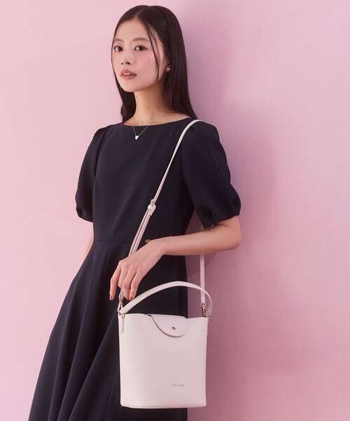 TOCCA(トッカ)の「PETAL SILHOUETTE LEATHER BAG レザーバッグ(ハンドバッグ・レディース・ブラック系/ベージュ系/アイボリー系・F)」の3枚目の写真