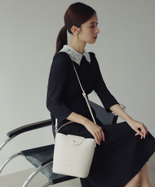 TOCCA(トッカ)の「PETAL SILHOUETTE LEATHER BAG レザーバッグ(ハンドバッグ・レディース・ブラック系/ベージュ系/アイボリー系・F)」の9枚目の写真