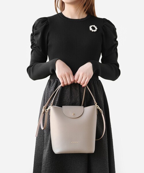 TOCCA(トッカ)の「PETAL SILHOUETTE LEATHER BAG レザーバッグ(ハンドバッグ・レディース・ブラック系/ベージュ系/アイボリー系・F)」の12枚目の写真