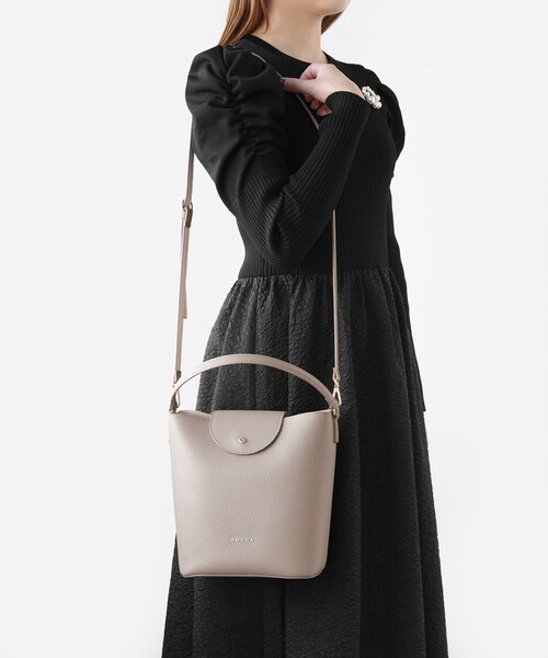 TOCCA(トッカ)の「PETAL SILHOUETTE LEATHER BAG レザーバッグ(ハンドバッグ・レディース・ブラック系/ベージュ系/アイボリー系・F)」の13枚目の写真