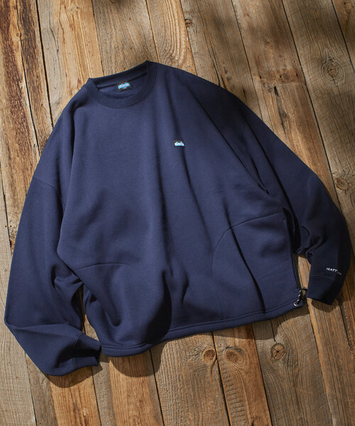 FREAK'S STORE(フリークスストア)の「限定展開 KAVU×FREAK'S STORE /カブー 別注 リラックスフィット ワンポイント刺繍 クルーネックスウェット / ヘムコード(スウェット・メンズ・ネイビー/グリーン/ブラック/グレイッシュベージュ/アッシュグレー・SMALL/MEDIUM/LARGE)」の5枚目の写真