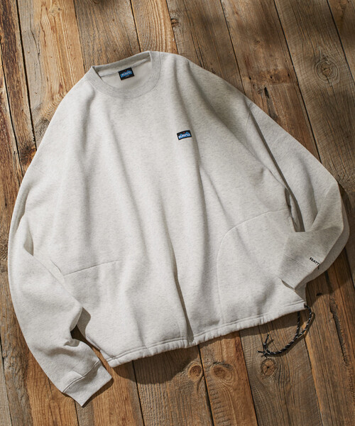 FREAK'S STORE(フリークスストア)の「限定展開 KAVU×FREAK'S STORE /カブー 別注 リラックスフィット ワンポイント刺繍 クルーネックスウェット / ヘムコード(スウェット・メンズ・ネイビー/グリーン/ブラック/グレイッシュベージュ/アッシュグレー・SMALL/MEDIUM/LARGE)」の2枚目の写真