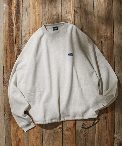 FREAK'S STORE(フリークスストア)の「限定展開 KAVU×FREAK'S STORE /カブー 別注 リラックスフィット ワンポイント刺繍 クルーネックスウェット / ヘムコード(スウェット・メンズ・ネイビー/グリーン/ブラック/グレイッシュベージュ/アッシュグレー・SMALL/MEDIUM/LARGE)」の6枚目の写真