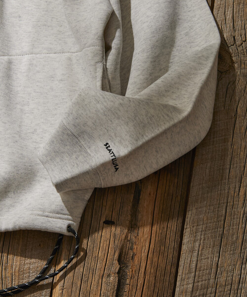 FREAK'S STORE(フリークスストア)の「限定展開 KAVU×FREAK'S STORE /カブー 別注 リラックスフィット ワンポイント刺繍 クルーネックスウェット / ヘムコード(スウェット・メンズ・ネイビー/グリーン/ブラック/グレイッシュベージュ/アッシュグレー・SMALL/MEDIUM/LARGE)」の13枚目の写真