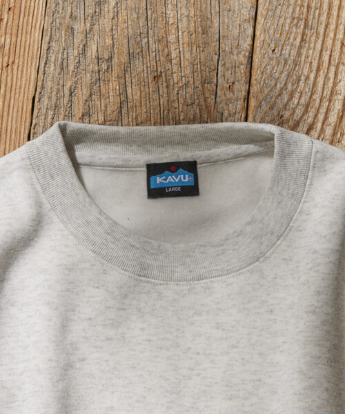 FREAK'S STORE(フリークスストア)の「限定展開 KAVU×FREAK'S STORE /カブー 別注 リラックスフィット ワンポイント刺繍 クルーネックスウェット / ヘムコード(スウェット・メンズ・ネイビー/グリーン/ブラック/グレイッシュベージュ/アッシュグレー・SMALL/MEDIUM/LARGE)」の14枚目の写真