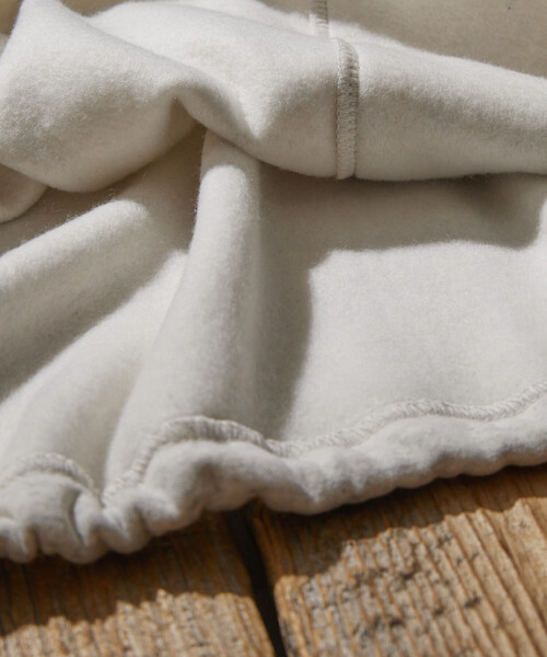 FREAK'S STORE(フリークスストア)の「限定展開 KAVU×FREAK'S STORE /カブー 別注 リラックスフィット ワンポイント刺繍 クルーネックスウェット / ヘムコード(スウェット・メンズ・ネイビー/グリーン/ブラック/グレイッシュベージュ/アッシュグレー・SMALL/MEDIUM/LARGE)」の17枚目の写真