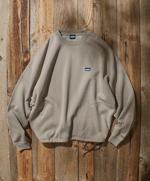 FREAK'S STORE(フリークスストア)の「限定展開 KAVU×FREAK'S STORE /カブー 別注 リラックスフィット ワンポイント刺繍 クルーネックスウェット / ヘムコード(スウェット・メンズ・ネイビー/グリーン/ブラック/グレイッシュベージュ/アッシュグレー・SMALL/MEDIUM/LARGE)」の7枚目の写真