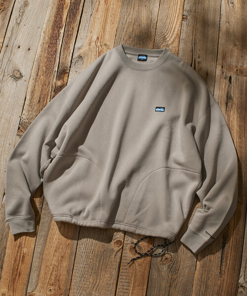 FREAK'S STORE(フリークスストア)の「限定展開 KAVU×FREAK'S STORE /カブー 別注 リラックスフィット ワンポイント刺繍 クルーネックスウェット / ヘムコード(スウェット・メンズ・ネイビー/グリーン/ブラック/グレイッシュベージュ/アッシュグレー・SMALL/MEDIUM/LARGE)」の9枚目の写真