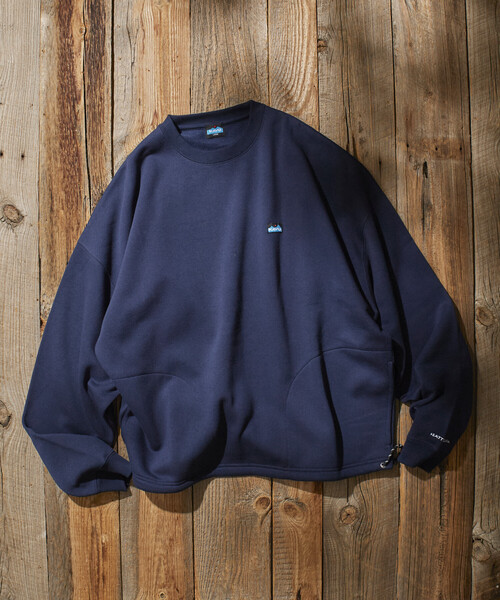 FREAK'S STORE(フリークスストア)の「限定展開 KAVU×FREAK'S STORE /カブー 別注 リラックスフィット ワンポイント刺繍 クルーネックスウェット / ヘムコード(スウェット・メンズ・ネイビー/グリーン/ブラック/グレイッシュベージュ/アッシュグレー・SMALL/MEDIUM/LARGE)」の19枚目の写真