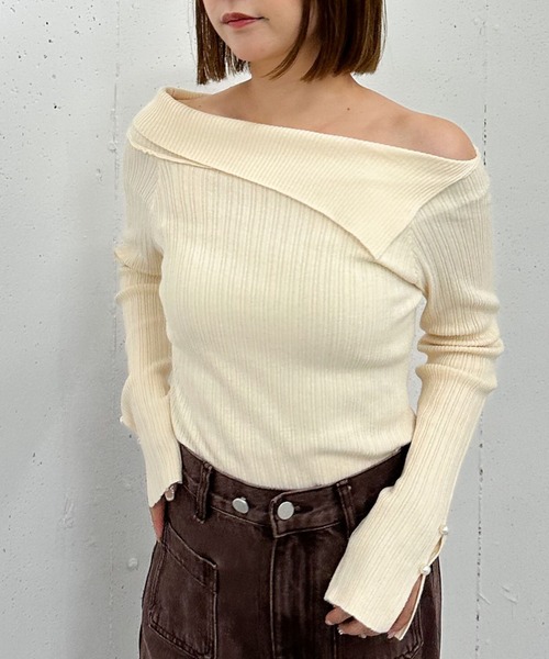 archives（アルシーヴ）の「アシメオフショルランダムリブニットプルオーバー（Tシャツ/カットソー・レディース・グレー/アイボリー/ブラック/ワインレッド・MEDIUM）」の2枚目の写真