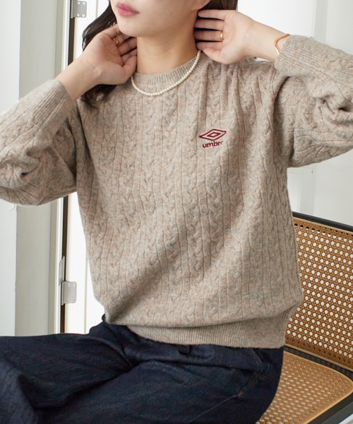 UMBRO(アンブロ)の「UMBRO・alotta別注/ミニケーブルニットトップス(ニット/セーター・レディース・チャコール/ベージュ・M/L/LL/3L)」の2枚目の写真