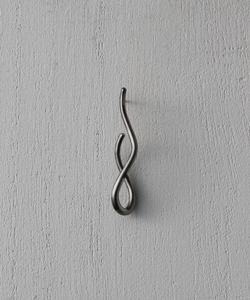 and cloud（アンドクラウド）の「Wiggle Lemniscate Pierce / Single（ピアス（片耳用）・レディース・ブラック・FREE）」の2枚目の写真