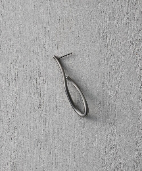 and cloud（アンドクラウド）の「Wiggle Lemniscate Pierce / Single（ピアス（片耳用）・レディース・ブラック・FREE）」の3枚目の写真