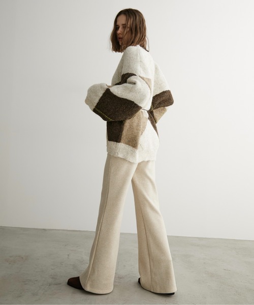 LOSCa(ロスカ)の「裏起毛ストレッチフレアパンツ(スラックス・レディース・チャコールグレー/ブラック/アイボリー・FREE)」の19枚目の写真