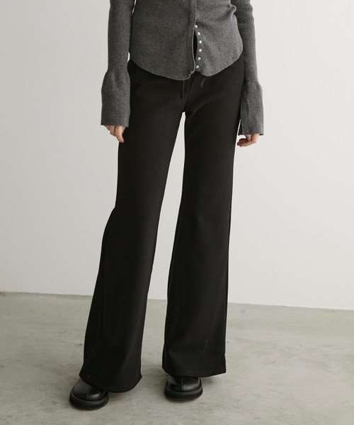 LOSCa(ロスカ)の「裏起毛ストレッチフレアパンツ(スラックス・レディース・チャコールグレー/ブラック/アイボリー・FREE)」の22枚目の写真