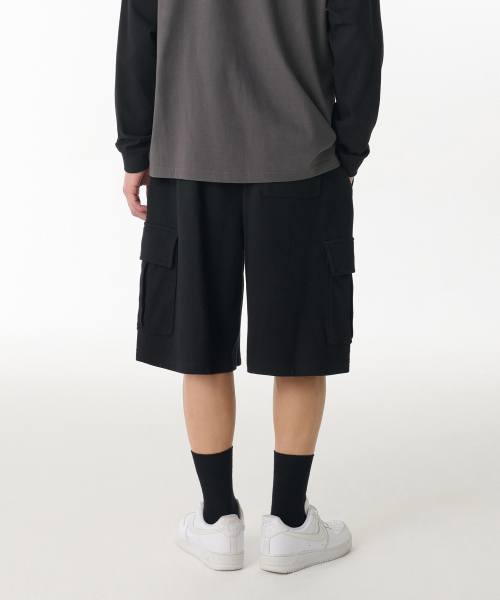 MUSINSA STANDARD（ムシンサスタンダード）の「ワンタックカーゴバミューダスウェットパンツ[ブラック]（その他パンツ・メンズ・その他・SMALL/MEDIUM/LARGE/X-LARGE/XX-LARGE/XXX-LARGE）」の2枚目の写真