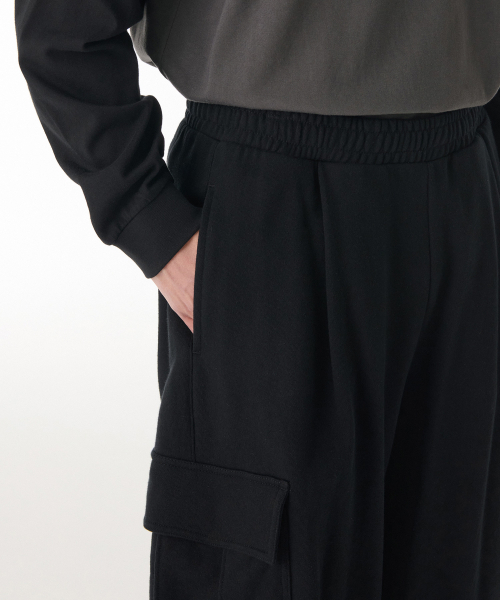 MUSINSA STANDARD（ムシンサスタンダード）の「ワンタックカーゴバミューダスウェットパンツ[ブラック]（その他パンツ・メンズ・その他・SMALL/MEDIUM/LARGE/X-LARGE/XX-LARGE/XXX-LARGE）」の4枚目の写真