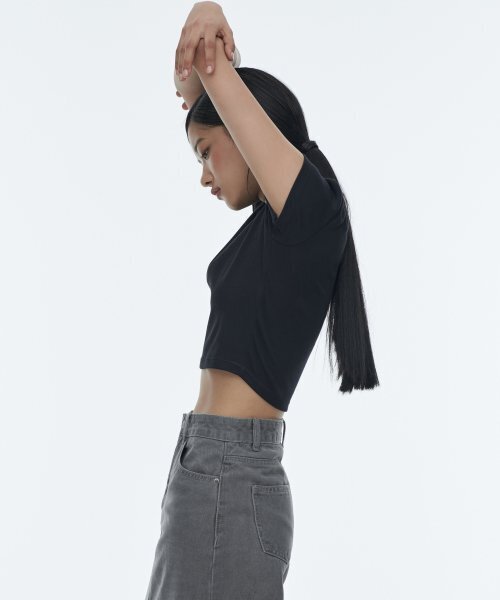 MUSINSA STANDARD WOMAN(ムシンサスタンダードウーマン)の「ウーマンズフロントスリットデニムロングスカート【グレー】(スカート・レディース・その他・SMALL/MEDIUM/LARGE/X-SMALL)」の2枚目の写真