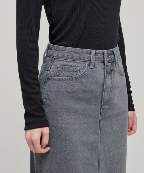MUSINSA STANDARD WOMAN(ムシンサスタンダードウーマン)の「ウーマンズフロントスリットデニムロングスカート【グレー】(スカート・レディース・その他・SMALL/MEDIUM/LARGE/X-SMALL)」の7枚目の写真