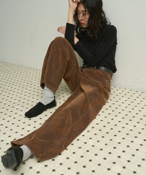 Lutim by u（ルチバイユー）の「Flocky blossom denim / フロッキーブロッサムデニム（デニムパンツ・レディース・ブラウン/ネイビー・SMALL/MEDIUM）」の2枚目の写真