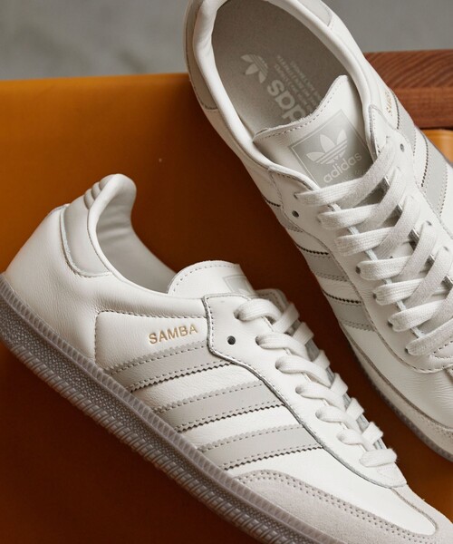 adidas Originals（アディダスオリジナルス）の「【別注】＜adidas Originals＞SAMBA OG スニーカー（スニーカー・レディース・オフホワイト・22.5cm/25cm/24.5cm/24cm/23.5cm/23cm）」の2枚目の写真