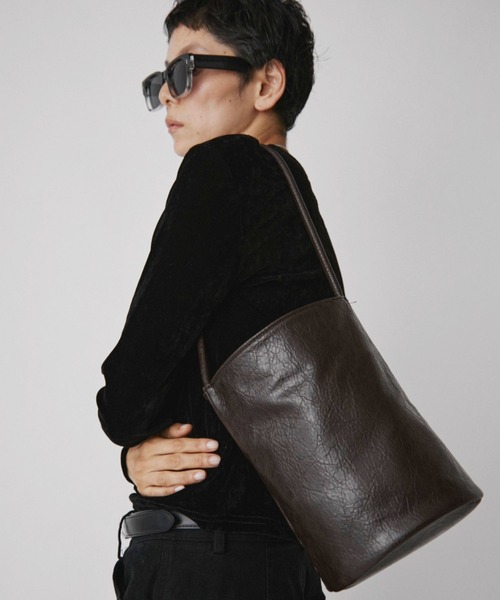 VION(ヴィオン)の「Minimal Bucket Bag / ミニマルバケットバック(ショルダーバッグ・レディース・ブラウン/アイボリー/ブラック・FREE)」の3枚目の写真