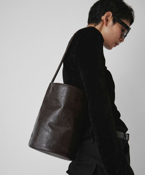 VION(ヴィオン)の「ミニマルバケットバック / Minimal Bucket Bag(ショルダーバッグ・レディース・ブラウン/アイボリー/ブラック・FREE)」の14枚目の写真