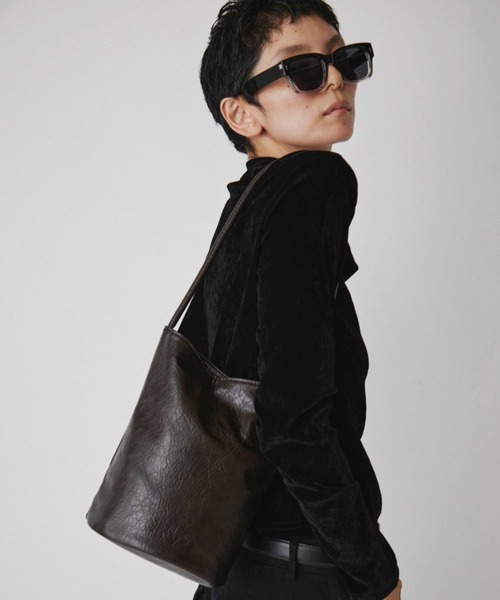 VION(ヴィオン)の「ミニマルバケットバック / Minimal Bucket Bag(ショルダーバッグ・レディース・ブラウン/アイボリー/ブラック・FREE)」の13枚目の写真