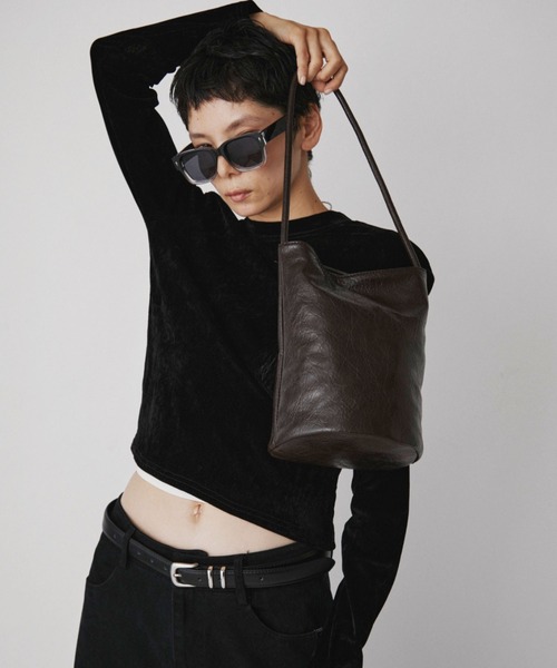 VION(ヴィオン)の「ミニマルバケットバック / Minimal Bucket Bag(ショルダーバッグ・レディース・ブラウン/アイボリー/ブラック・FREE)」の12枚目の写真