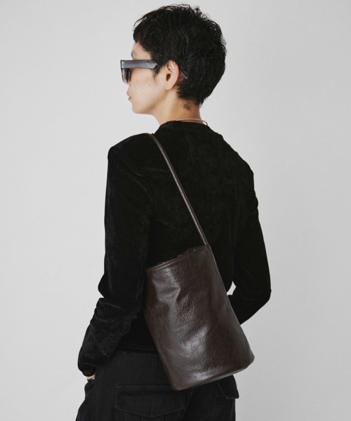 VION(ヴィオン)の「ミニマルバケットバック / Minimal Bucket Bag(ショルダーバッグ・レディース・ブラウン/アイボリー/ブラック・FREE)」の11枚目の写真