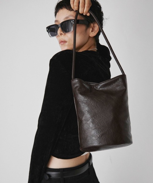VION(ヴィオン)の「ミニマルバケットバック / Minimal Bucket Bag(ショルダーバッグ・レディース・ブラウン/アイボリー/ブラック・FREE)」の10枚目の写真