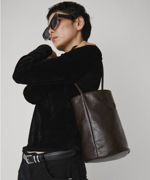 VION(ヴィオン)の「ミニマルバケットバック / Minimal Bucket Bag(ショルダーバッグ・レディース・ブラウン/アイボリー/ブラック・FREE)」の9枚目の写真