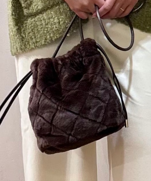Right-on(ライトオン)の「HONEYSUCKLE ROSE(ハニーサックルローズ)【レディース】フェイクファー巾着バッグ(ショルダーバッグ・レディース・ブラック/ベージュ/ブラウン・ONE SIZE)」の13枚目の写真