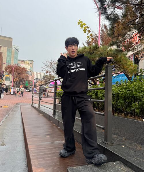 BORN TO WIN（ボーントゥウィン）の「B-SYMBOL LOGO SEMI WIDE PANTS [BLACK]（スウェットパンツ・メンズ・その他・2/1/3）」の4枚目の写真