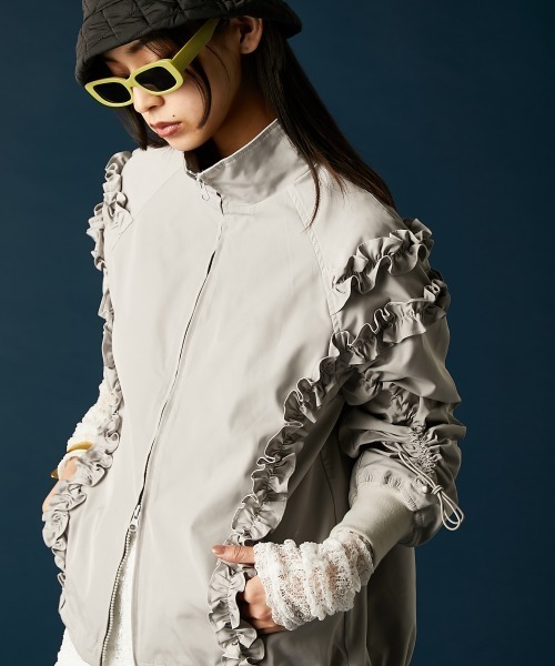 GEVS.(ジェイヴィス)の「フリルディティールブルゾン<大きいサイズ有>GEVS.(その他アウター・レディース・ブラック/グレー・M/L/LL/3L/4L/5L)」の2枚目の写真