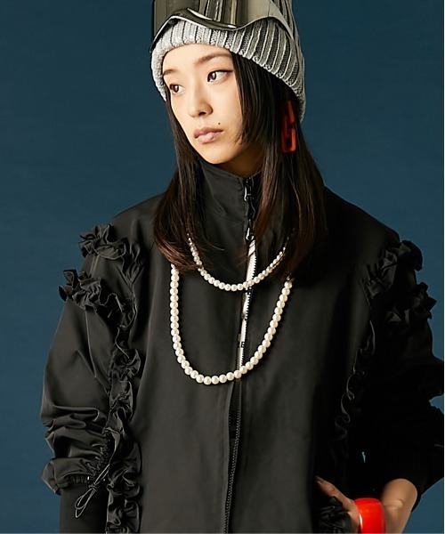 GEVS.(ジェイヴィス)の「フリルディティールブルゾン<大きいサイズ有>GEVS.(その他アウター・レディース・ブラック/グレー・M/L/LL/3L/4L/5L)」の1枚目の写真