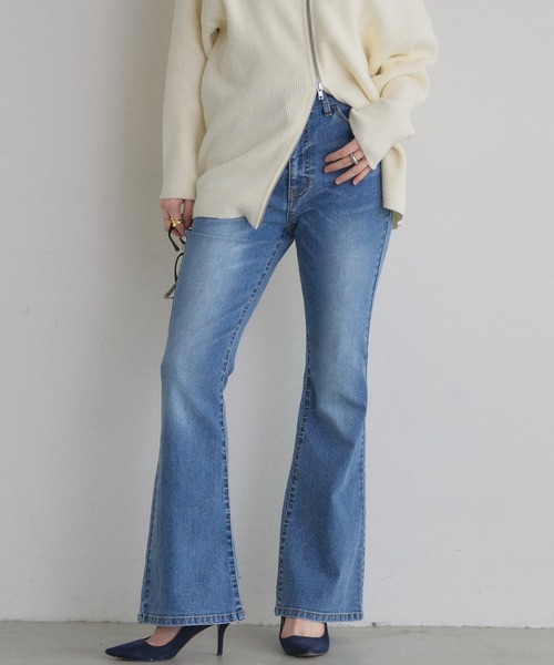 &. NOSTALGIA(アンドドットノスタルジア)の「【美シルエット】ストレッチフレアデニムパンツ(デニムパンツ・レディース・グレー/ブルー・S/M)」の2枚目の写真