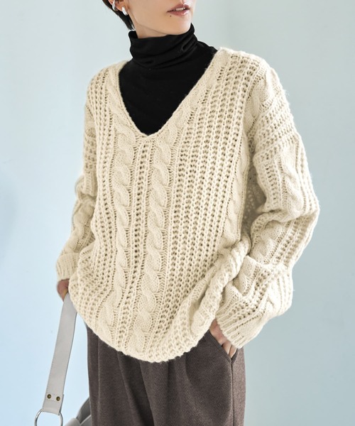 STYLE DELI（スタイルデリ）の「ざっくりケーブル編みVネックニット（ニット/セーター・レディース・アイボリー/ブルー/モカ・FREE）」の2枚目の写真