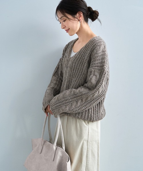 STYLE DELI（スタイルデリ）の「ざっくりケーブル編みVネックニット（ニット/セーター・レディース・アイボリー/ブルー/モカ・FREE）」の6枚目の写真