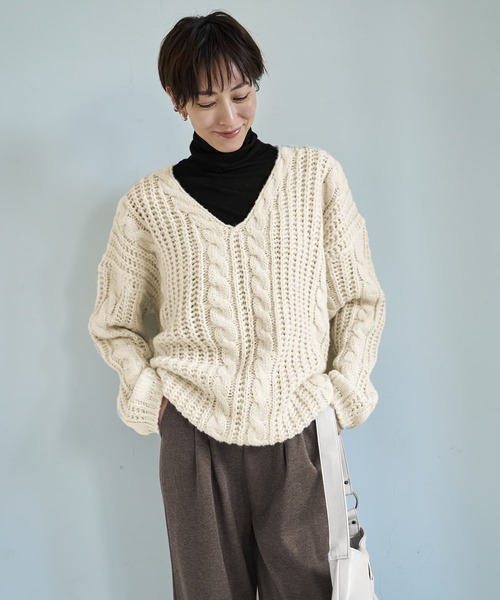 STYLE DELI（スタイルデリ）の「ざっくりケーブル編みVネックニット（ニット/セーター・レディース・アイボリー/ブルー/モカ・FREE）」の15枚目の写真
