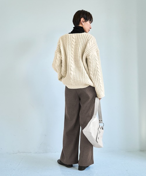 STYLE DELI（スタイルデリ）の「ざっくりケーブル編みVネックニット（ニット/セーター・レディース・アイボリー/ブルー/モカ・FREE）」の17枚目の写真
