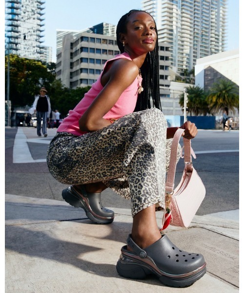 crocs(クロックス)の「クロックス スーパーベイ クロッグ / crocs Super Bae Clog(サンダル・レディース・チャコールグレー/アイボリー/ライトグレー/ライトブラウン・26cm/27cm/20cm/21cm/22cm/23cm/24cm/25cm)」の10枚目の写真