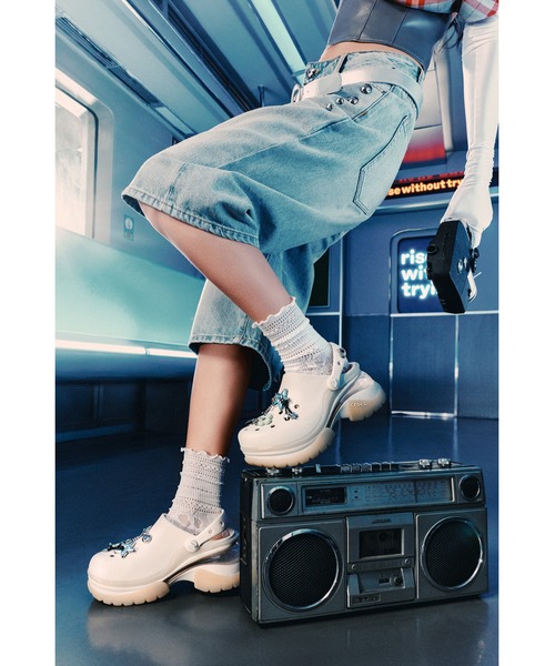 crocs(クロックス)の「クロックス スーパーベイ クロッグ / crocs Super Bae Clog(サンダル・レディース・チャコールグレー/アイボリー/ライトグレー/ライトブラウン・26cm/27cm/20cm/21cm/22cm/23cm/24cm/25cm)」の11枚目の写真