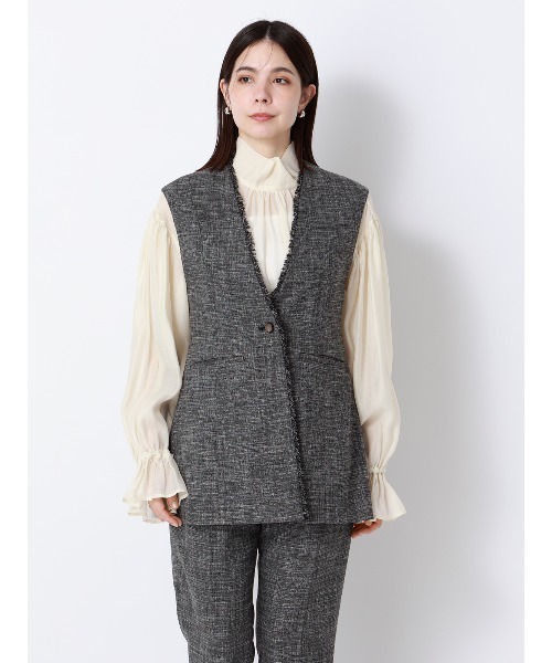 SUIT SQUARE（スーツスクエア）の「ペプラムジレ ウォッシャブル ストレッチ スラブシャンブレー 織柄 anysy（ベスト・レディース・ブラック・40(11号)/38(9号)）」の2枚目の写真