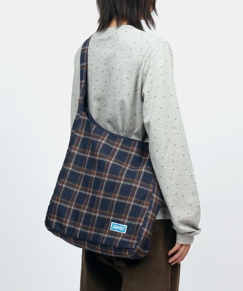 SUNNECT(ソネクト)の「Plaid Crossbody - Navy(メッセンジャーバッグ・レディース・その他・OS)」の5枚目の写真
