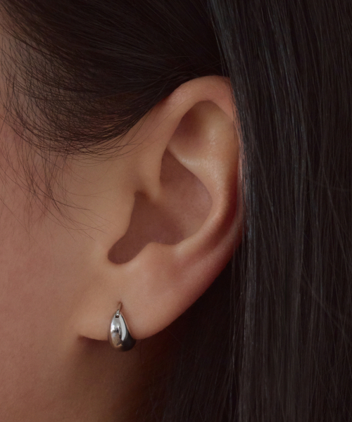 MUSINSA STANDARD WOMAN(ムシンサスタンダードウーマン)の「ウィメンズミニボリュームフープイヤリング(ピアス(両耳用)・レディース・その他・FREE)」の1枚目の写真