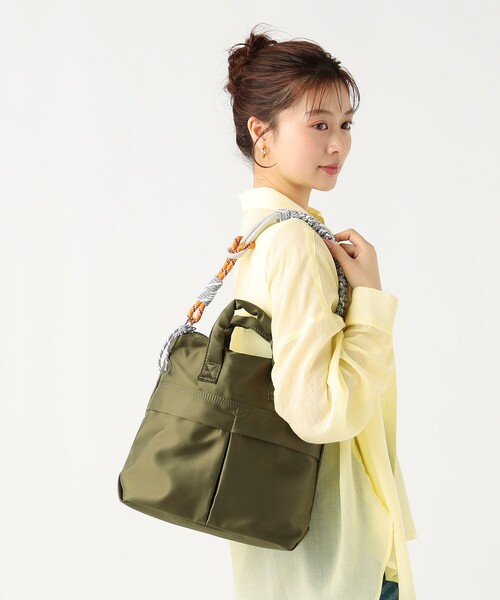 BEAMS HEART(ビームスハート)の「コード ヘルメットバッグ(トートバッグ・レディース・ブラック/オリーブ・ONE SIZE)」の2枚目の写真