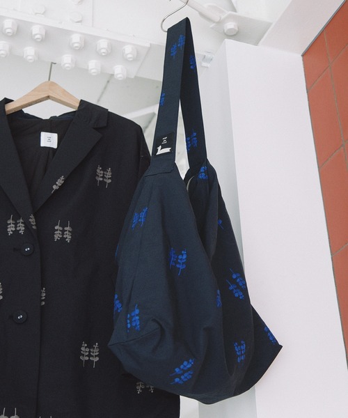 nop de nod(ノップドゥノッド)の「Kludグログラン刺繍ショルダートートL(トートバッグ・レディース・ネイビー/ブラック・8)」の12枚目の写真